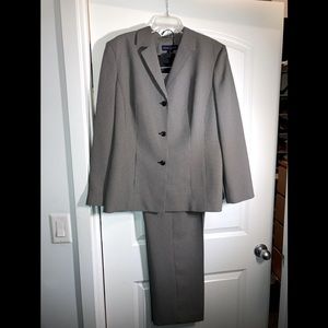 Preston & York Women’s Suit—Jacket and Pants , Size 16, black and white pattern